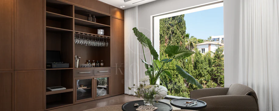 Elegant Andalusian-Style Villa with Contemporary Interiors in El Herrojo