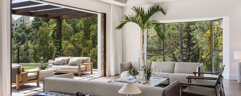 Elegant Andalusian-Style Villa with Contemporary Interiors in El Herrojo