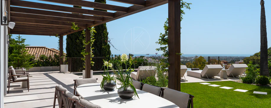 Elegant Andalusian-Style Villa with Contemporary Interiors in El Herrojo
