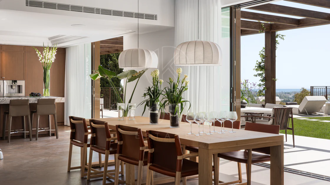 Elegant Andalusian-Style Villa with Contemporary Interiors in El Herrojo