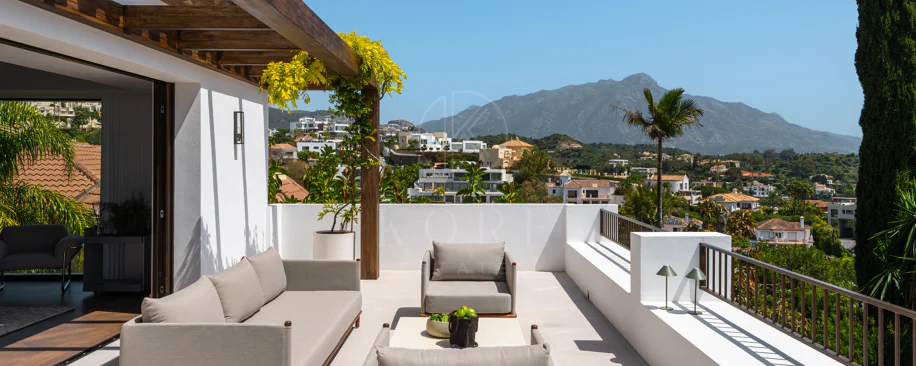 Elegant Andalusian-Style Villa with Contemporary Interiors in El Herrojo