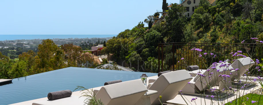 Elegant Andalusian-Style Villa with Contemporary Interiors in El Herrojo