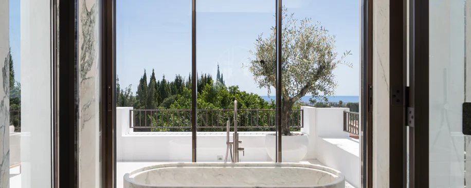 Elegant Andalusian-Style Villa with Contemporary Interiors in El Herrojo