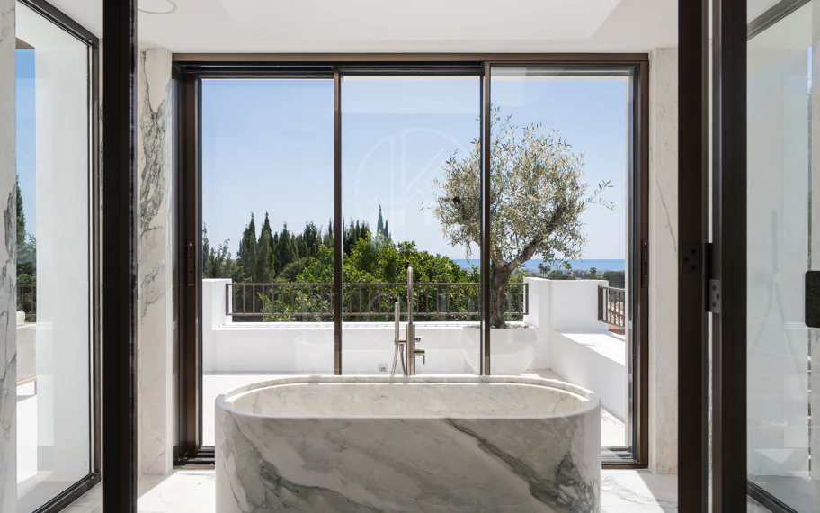 Villa en venta en El Herrojo, Benahavis