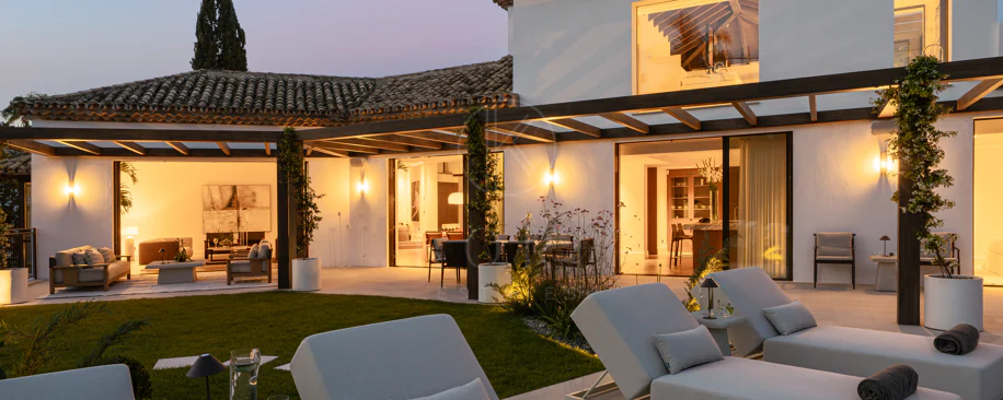 Elegant Andalusian-Style Villa with Contemporary Interiors in El Herrojo