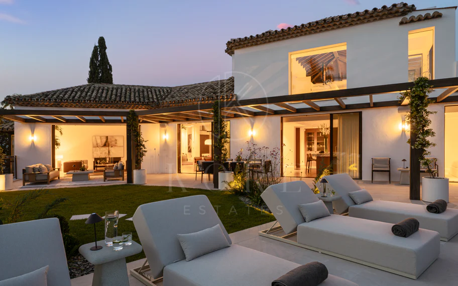 Villa en venta en El Herrojo, Benahavis
