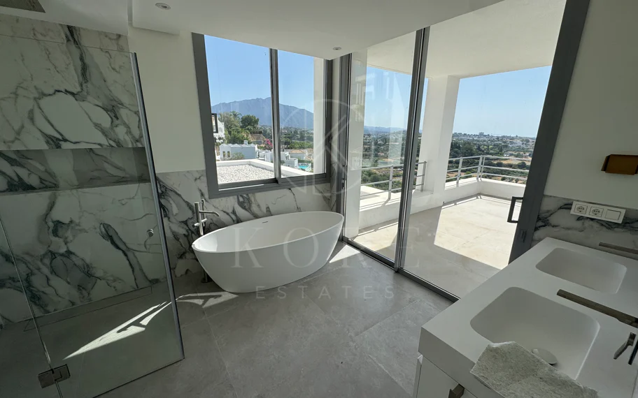 Villa en venta en Los Arqueros, Benahavis