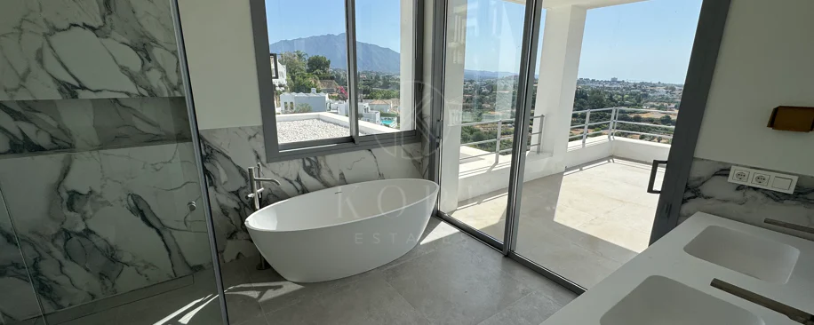 Villa en venta en Los Arqueros, Benahavis