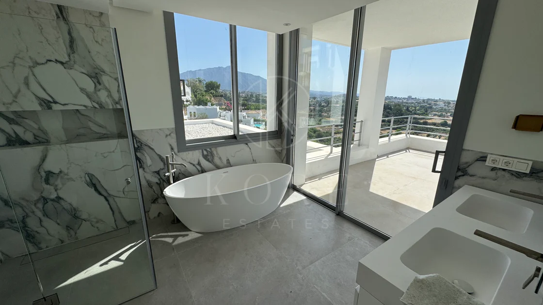 Villa en venta en Los Arqueros, Benahavis