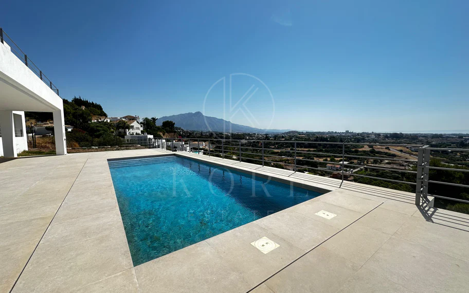 Villa en venta en Los Arqueros, Benahavis