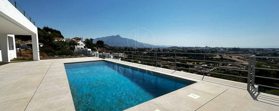 Villa en venta en Los Arqueros, Benahavis