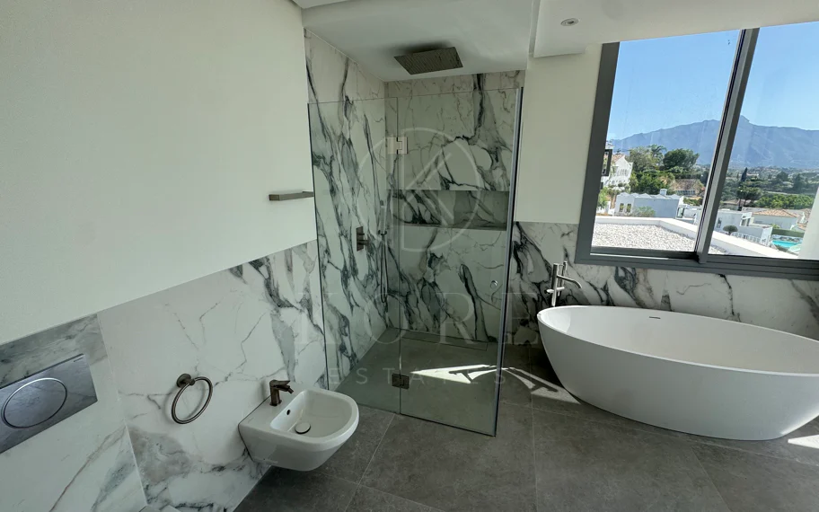Villa en venta en Los Arqueros, Benahavis