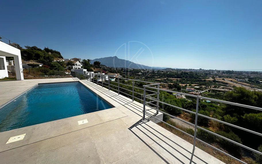 Villa en venta en Los Arqueros, Benahavis
