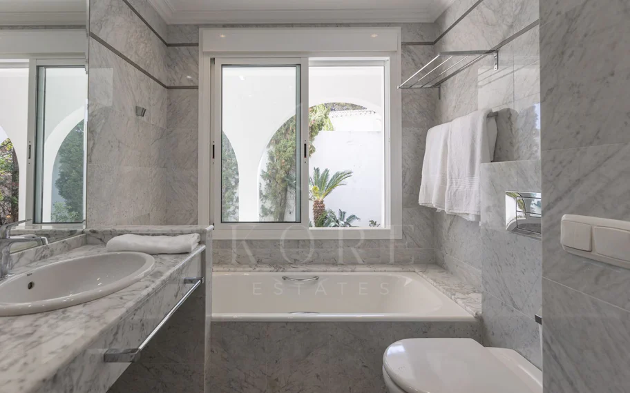 Villa en venta en Los Monteros, Marbella Este