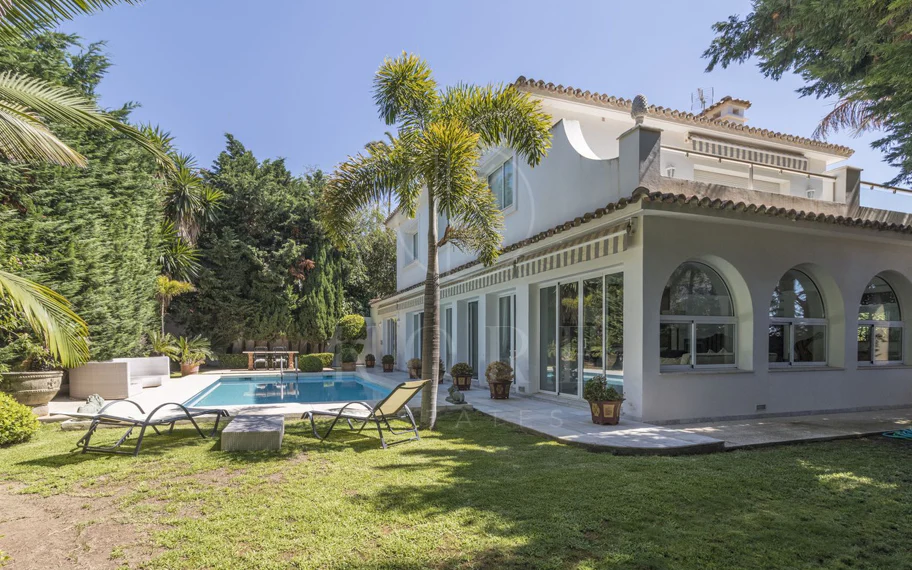 Villa en venta en Los Monteros, Marbella Este