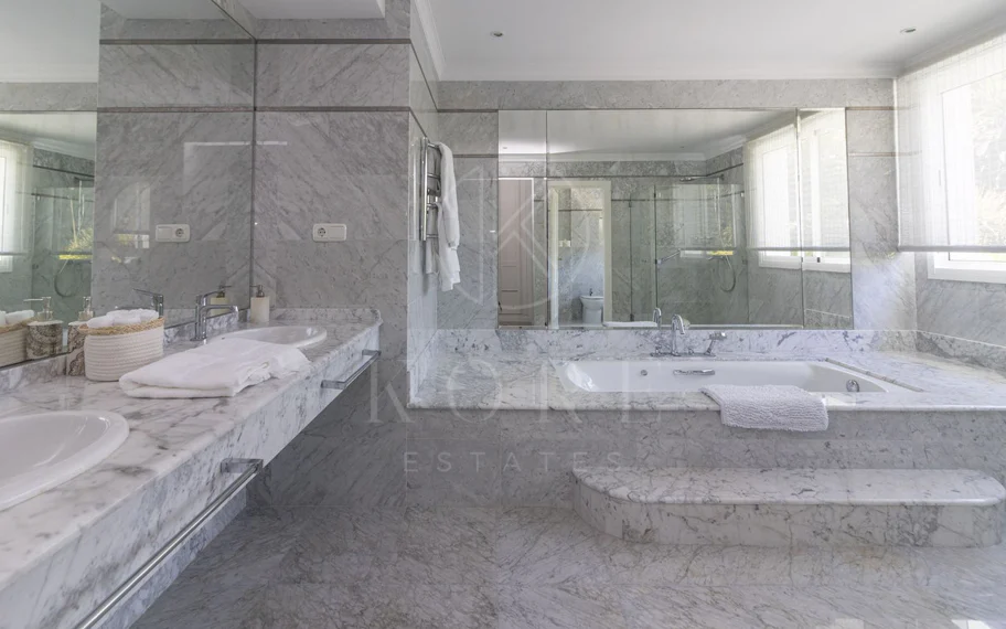 Villa en venta en Los Monteros, Marbella Este