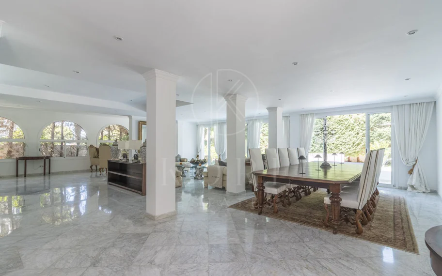 Villa en venta en Los Monteros, Marbella Este