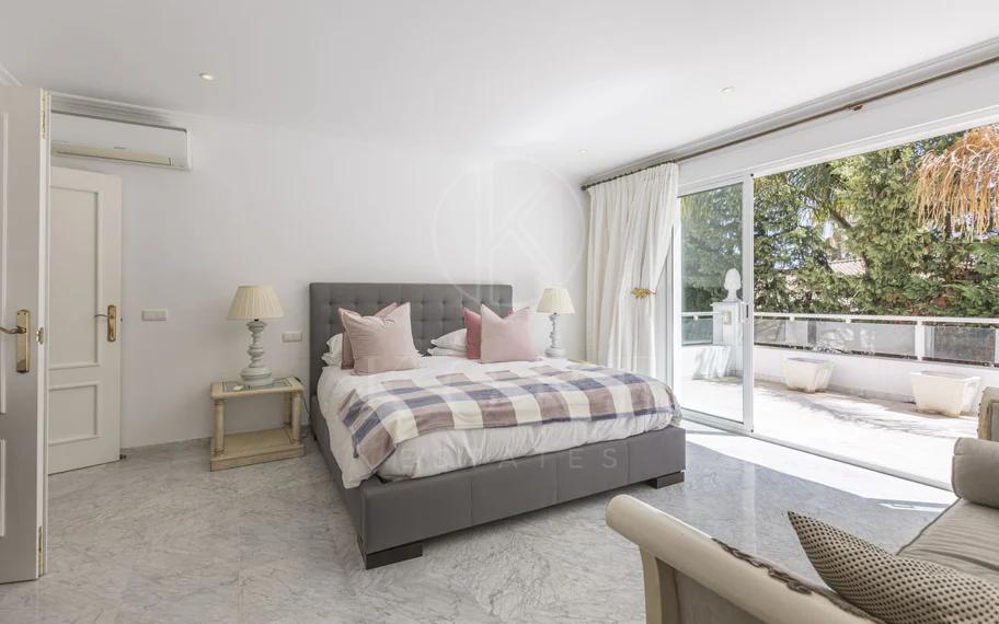 Villa en venta en Los Monteros, Marbella Este