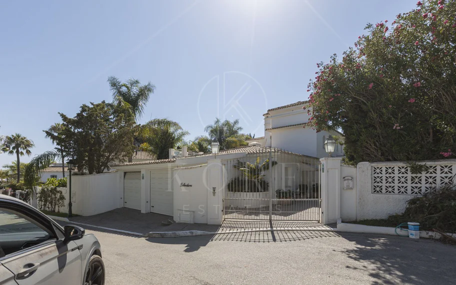 Villa en venta en Los Monteros, Marbella Este