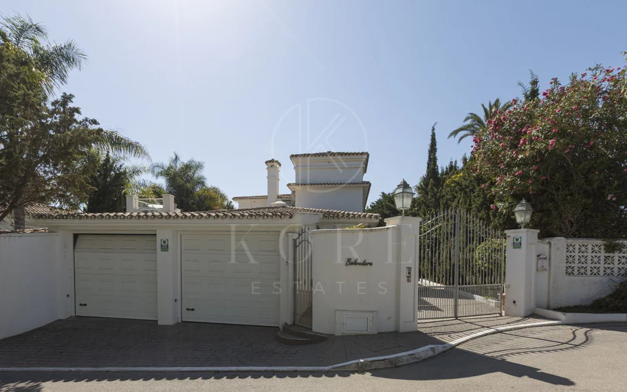 Villa en venta en Los Monteros, Marbella Este