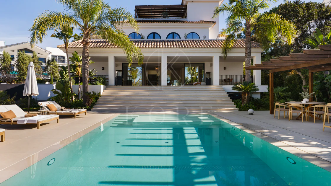 Villa for sale in Los Naranjos, Nueva Andalucia