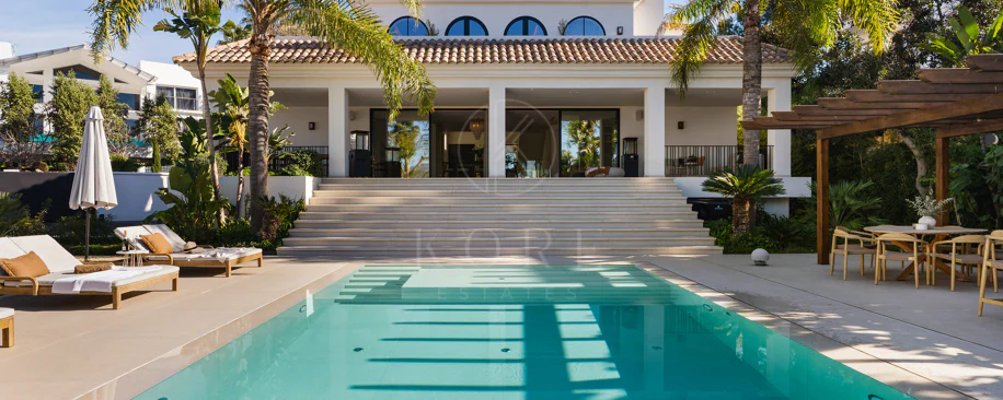 Villa for sale in Los Naranjos, Nueva Andalucia