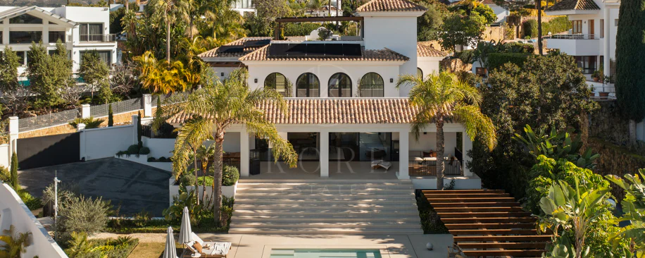 Villa for sale in Los Naranjos, Nueva Andalucia