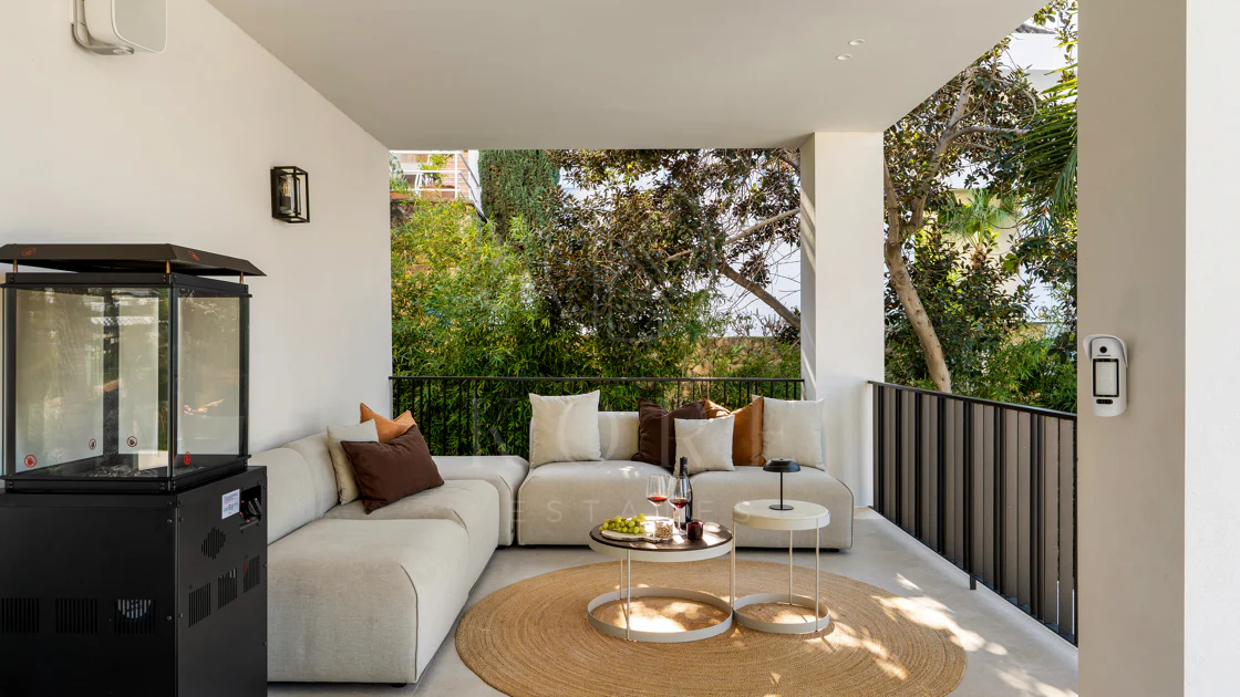 Villa for sale in Los Naranjos, Nueva Andalucia