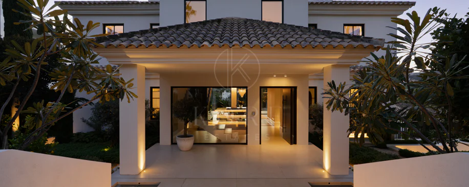Villa for sale in Los Naranjos, Nueva Andalucia