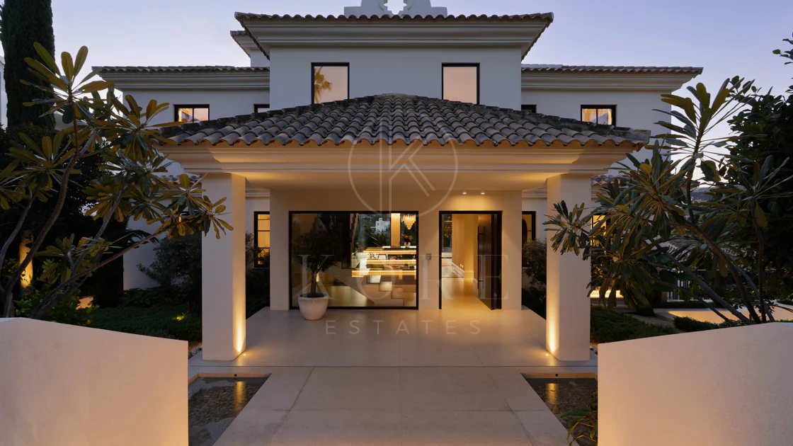 Villa for sale in Los Naranjos, Nueva Andalucia