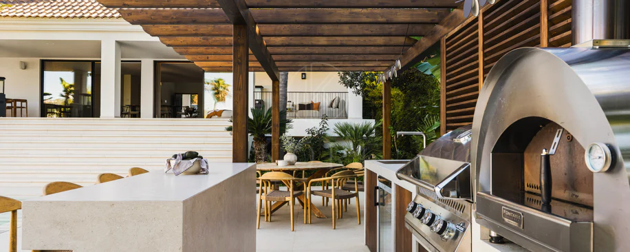 Villa for sale in Los Naranjos, Nueva Andalucia