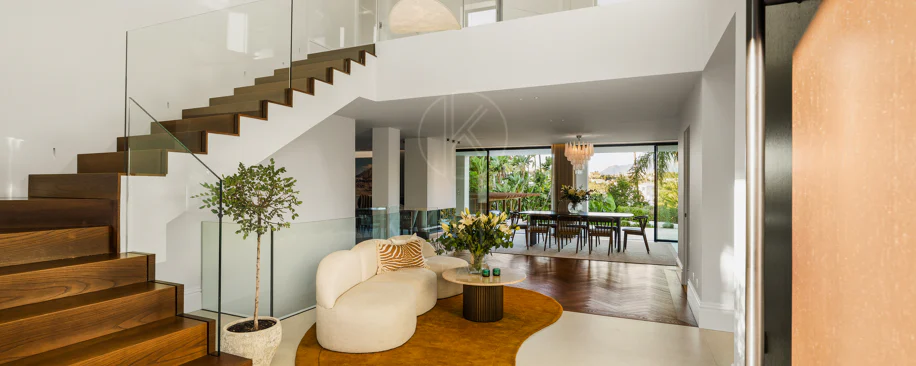 Villa for sale in Los Naranjos, Nueva Andalucia