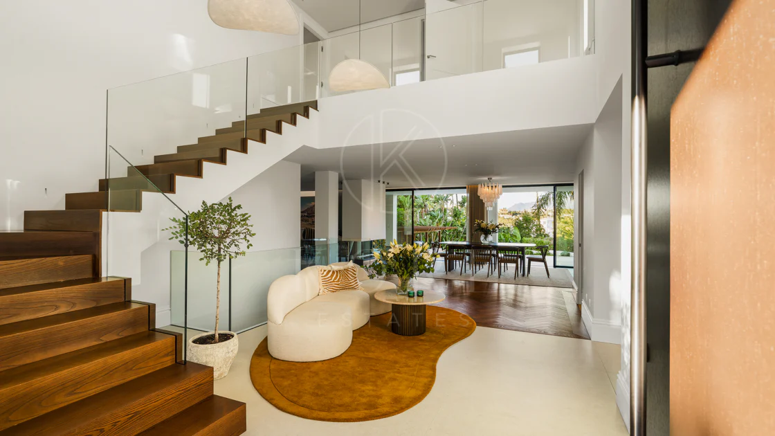 Villa for sale in Los Naranjos, Nueva Andalucia