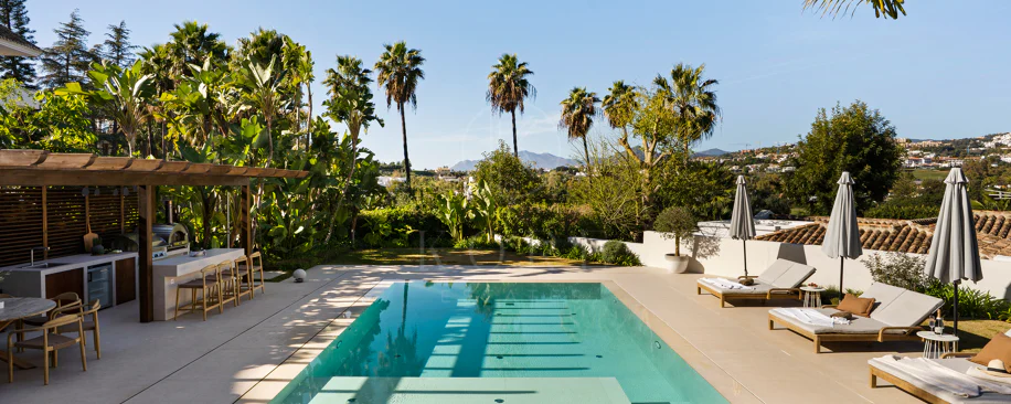 Villa for sale in Los Naranjos, Nueva Andalucia