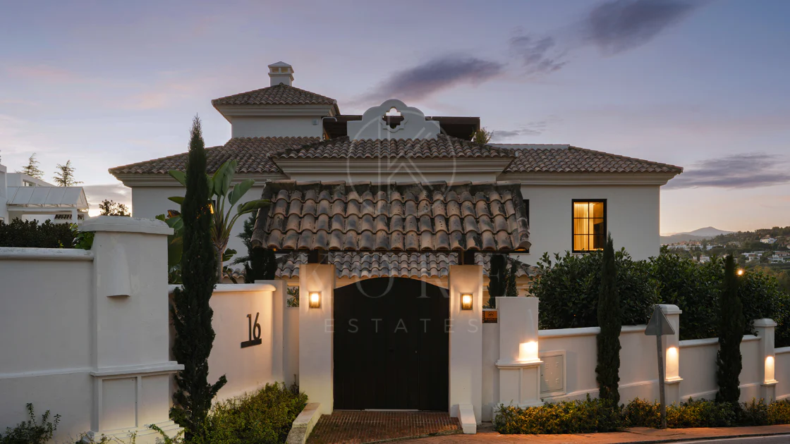 Villa for sale in Los Naranjos, Nueva Andalucia