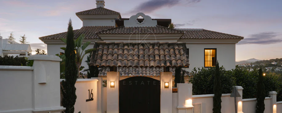 Villa for sale in Los Naranjos, Nueva Andalucia
