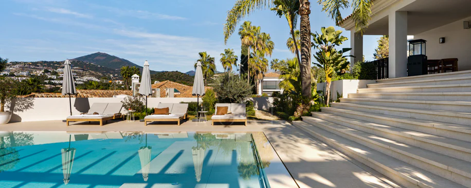 Villa for sale in Los Naranjos, Nueva Andalucia