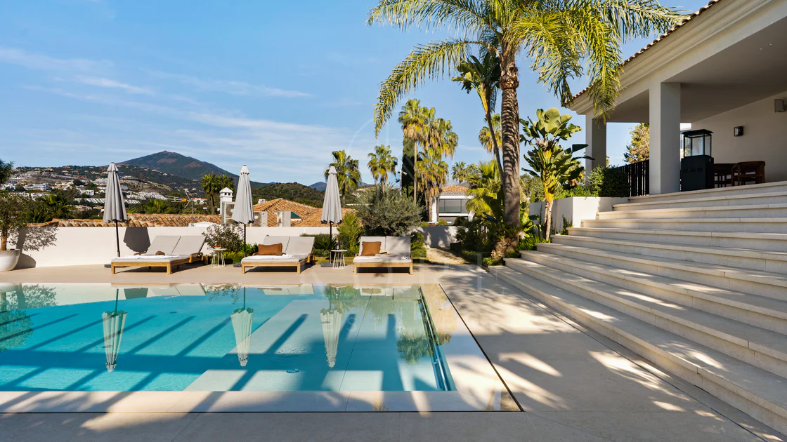 Villa for sale in Los Naranjos, Nueva Andalucia