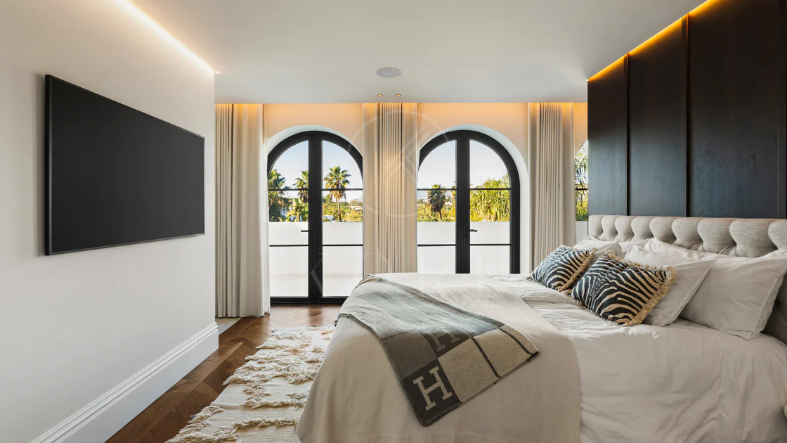 Villa for sale in Los Naranjos, Nueva Andalucia