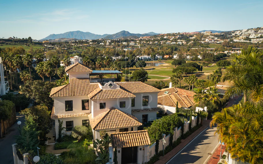 Villa en venta en Los Naranjos, Marbella