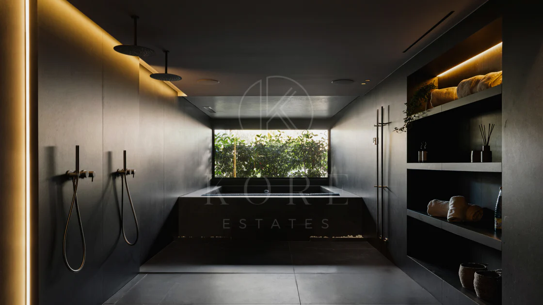 Villa for sale in Los Naranjos, Nueva Andalucia