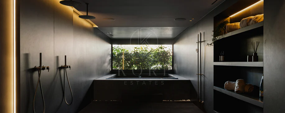 Villa for sale in Los Naranjos, Nueva Andalucia