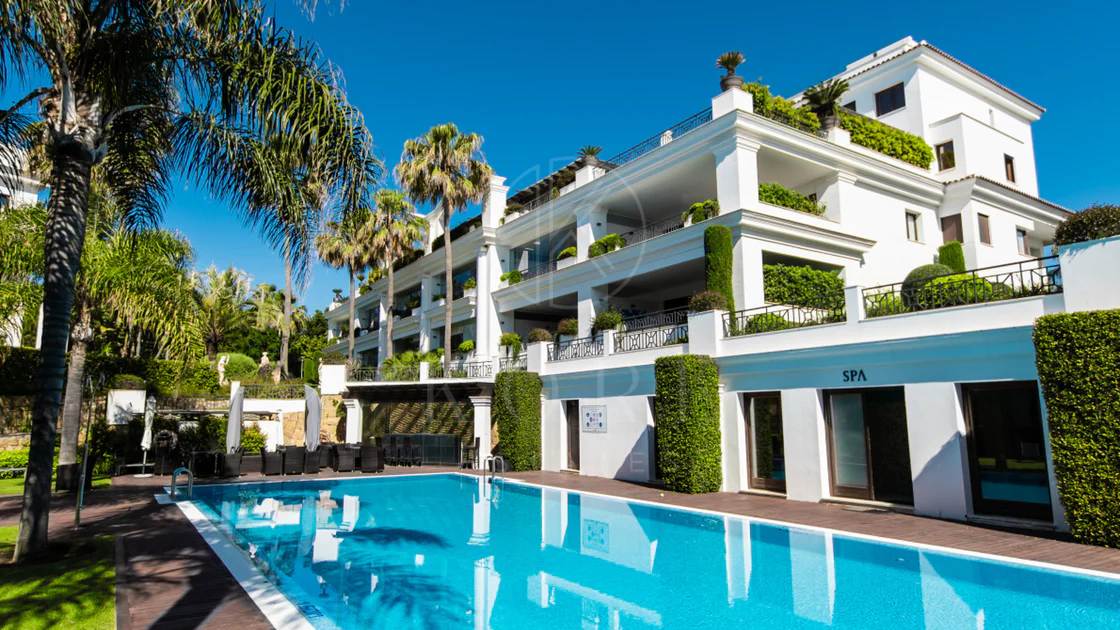 Estepona – Luxury Duplex Penthouse with Private Rooftop Solarium and open sea views