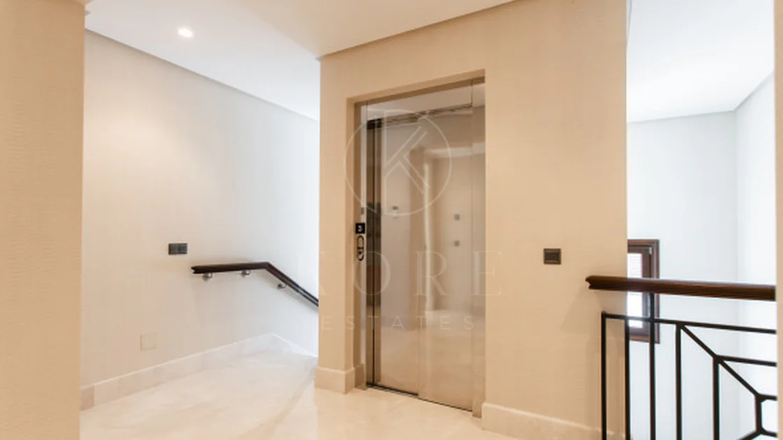 Estepona – Luxury Duplex Penthouse with Private Rooftop Solarium and open sea views