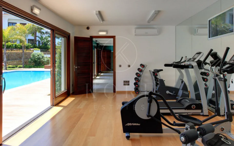 Estepona – Penthouse duplex de lux cu solariu privat pe acoperiș și vedere deschisă către mare