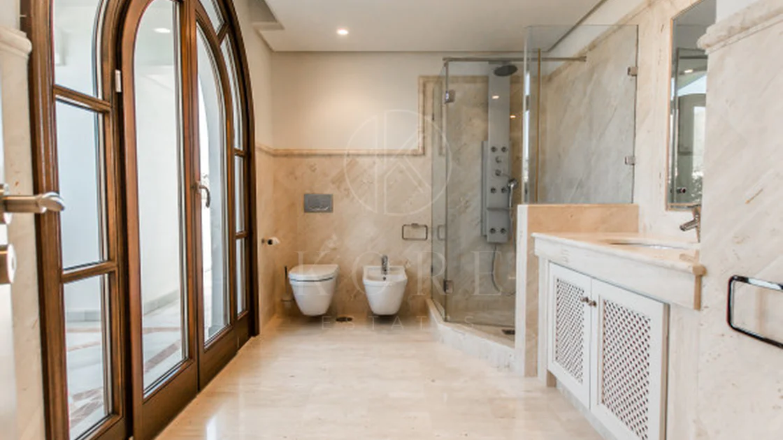 Estepona – Luxury Duplex Penthouse with Private Rooftop Solarium and open sea views