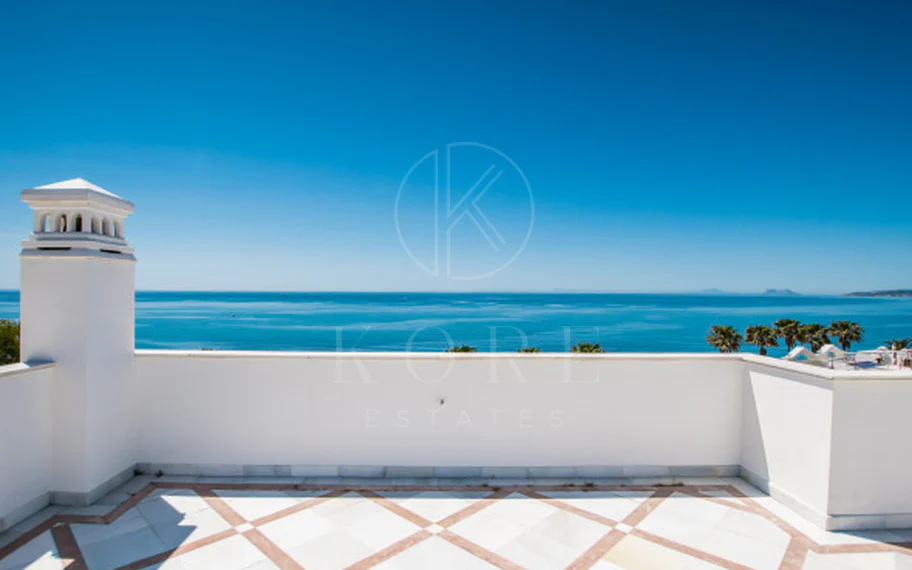 Estepona – Penthouse duplex de lux cu solariu privat pe acoperiș și vedere deschisă către mare