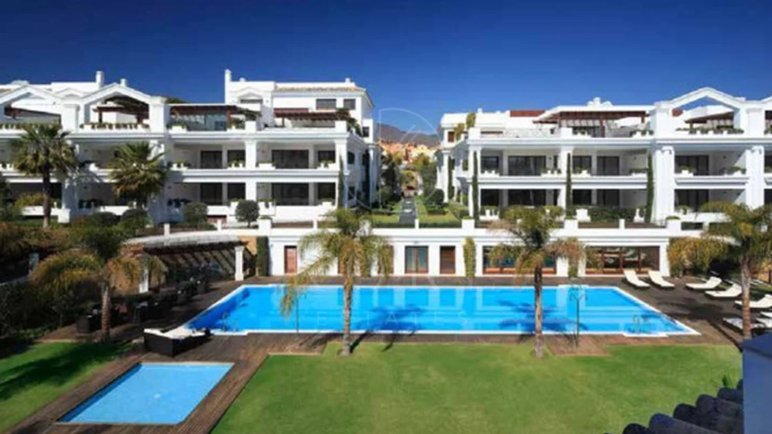 Estepona – Luxury Duplex Penthouse with Private Rooftop Solarium and open sea views