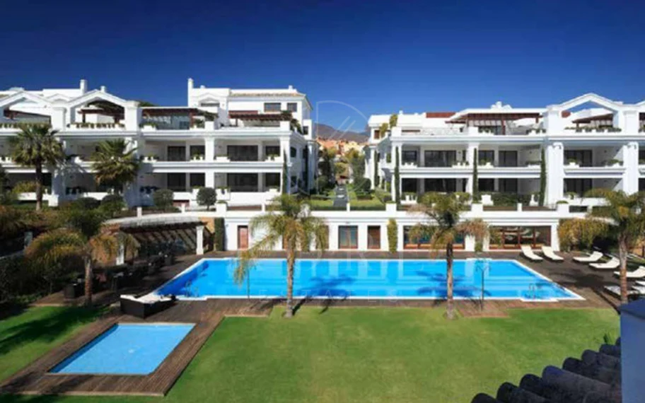 Estepona – Penthouse duplex de lux cu solariu privat pe acoperiș și vedere deschisă către mare