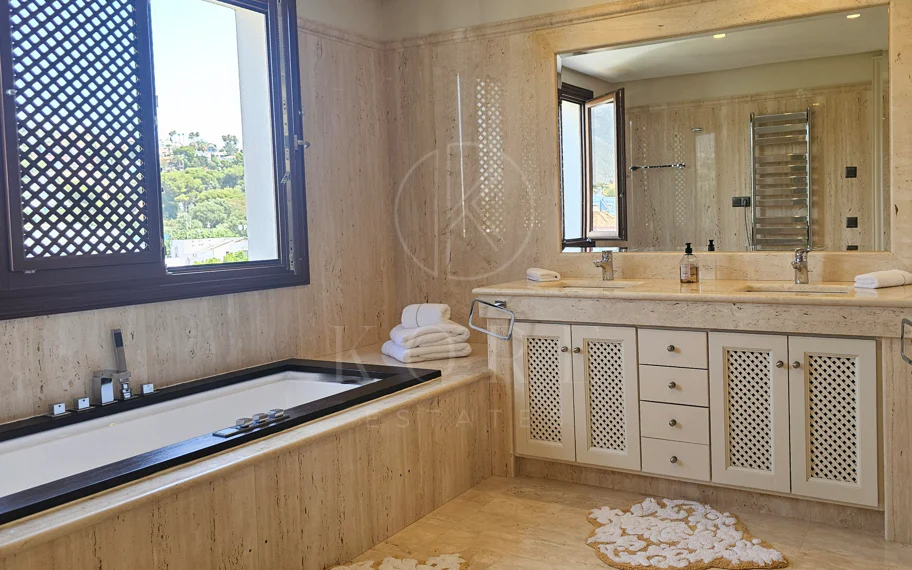 Estepona – Penthouse duplex de lux cu solariu privat pe acoperiș și vedere deschisă către mare